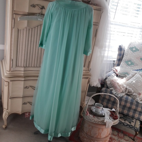 VTG "GOSSARD  ARTEMIS" PEIGNOIR ENSEMBLE! - Picture 4 of 8